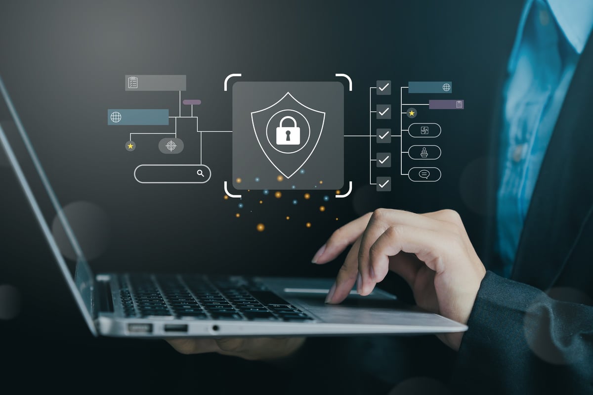 Web uygulama güvenlik duvarı: dizüstü bilgisayarda güvenlik arayüzü üzerinde çalışan kişi; web uygulamalarının uygulama katmanında korunması.